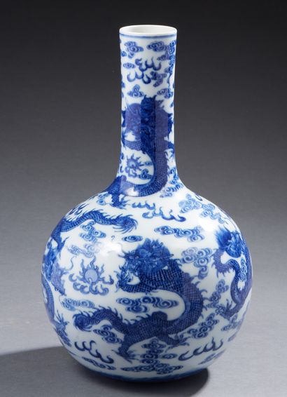 CHINE Vase bouteille à long col étroit décoré en bleu sous couverte de cinq dragons...