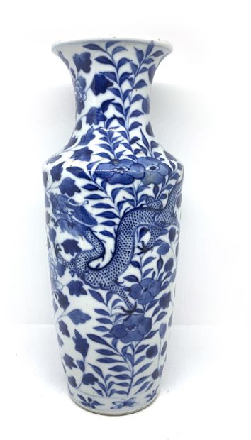 CHINE Small porcelain scroll vase decorated in blue with two dragons with four claws...