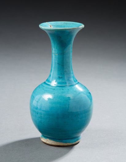 CHINE Petit vase de forme balustre en biscuit émaillé turquoise
Période Kangxi, 1662...