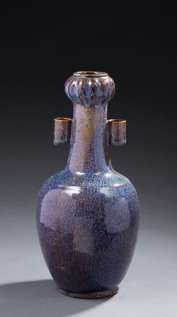CHINE Glass vase with aubergine glaze.
The neck has a scroll handle.
Late 19th century
H....