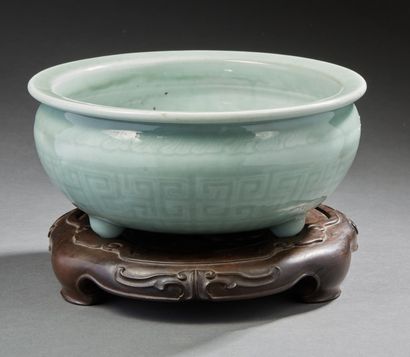 CHINE Circular tripod porcelain bowl with green celadon background and incised Sino-Greek...