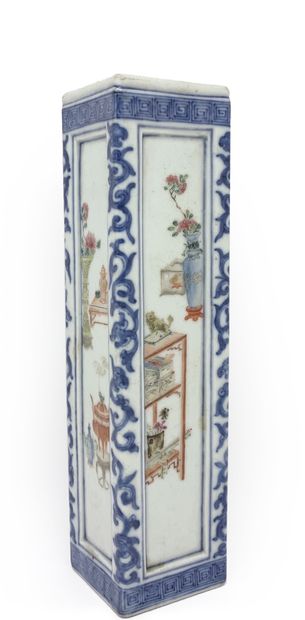CHINE Porte pinceau quadrangulaire en porcelaine, les pans à fond bleu décorés de...