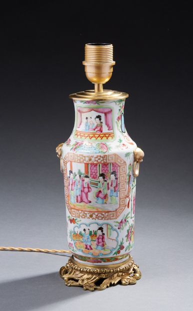 CHINE Vase cylindrique en porcelaine décoré de scènes de palais en émaux de Canton
Deuxième...