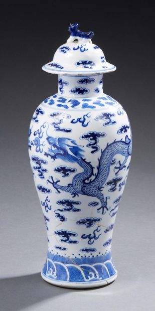 CHINE Potiche couverte en porcelaine décoré en bleu sous couverte d'u dragon à la...