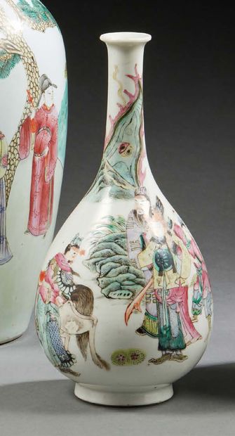 CHINE Vase à long col en porcelaine décoré en émaux de la famille verte de personnages.
XIXe...