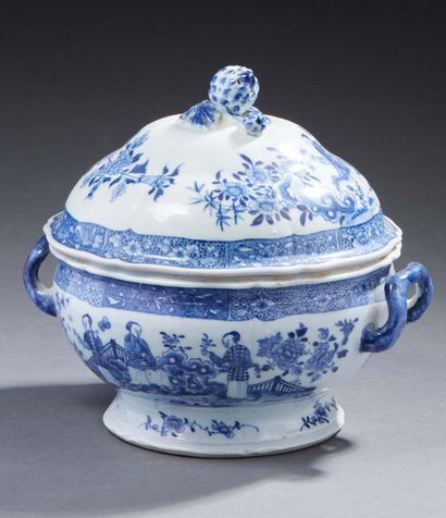 CHINE de COMMANDE Covered porcelain soup tureen decorated in blue with characters...