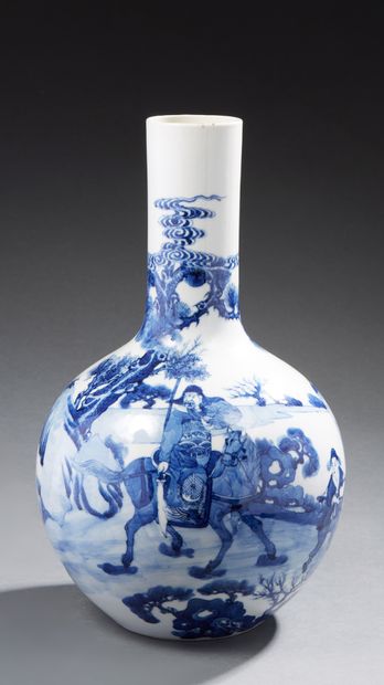 CHINE A long narrow-necked porcelain bottle vase decorated in blue underglaze with...