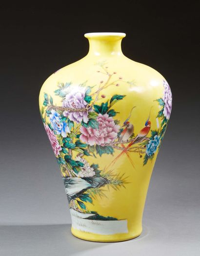 CHINE Grand vase Meiping en porcelaine à fond jaune décoré en émaux de la famille...