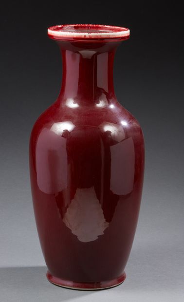 CHINE Grand vase de forme balustre en porcelaine monochrome rouge de cuivre dite...