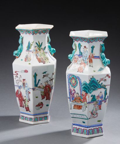 CHINE Paire de vases hexagonaux en porcelaine à décors imprimés de personnages dans...