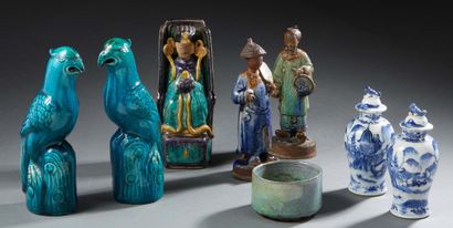 CHINE et VIETNAM Lot of porcelain including two turquoise blue parrots, a figurine...