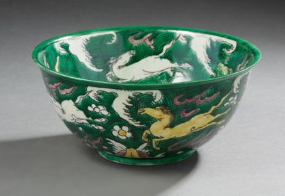 CHINE Grand bol en porcelaine à décor de chevaux sur un fond vert.
H. : 10 cm
Diam....