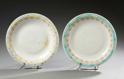 CHINE Two circular porcelain cups decorated with ruyi on the edge.
20th century
Diameter:...