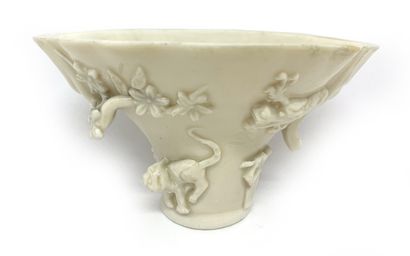 CHINE (Dehua) A white enamelled porcelain libation cup imitating a rhinoceros horn,...