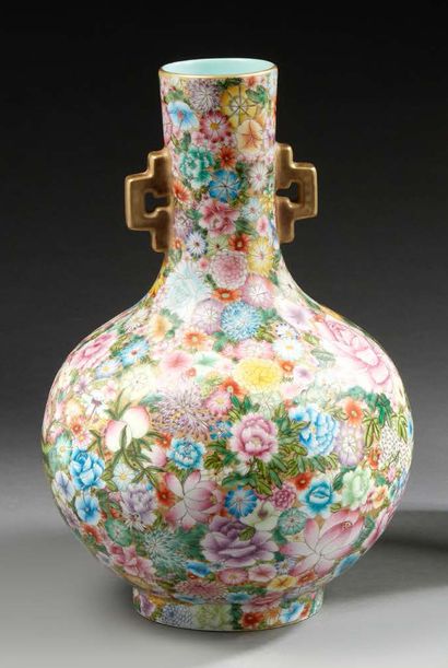 CHINE Vase à anses et à panse ventrue en porcelaine à décor dit de « milles fleurs...