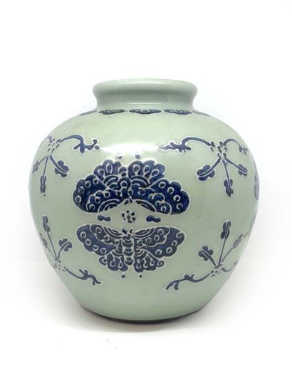 CHINE Vase ovoide en porcelaine à décor de papillons stylisés en bleu sous couverte...