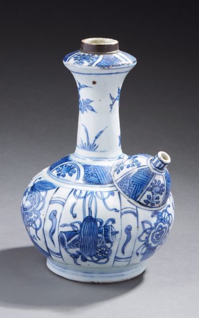CHINE Porcelain kendi decorated in blue underglaze with precious objects in alternating...