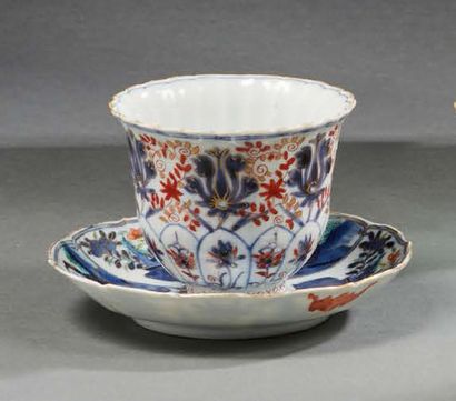 CHINE Sorbet and its dish in porcelain with imari decoration.
XIXth century.
Dim....