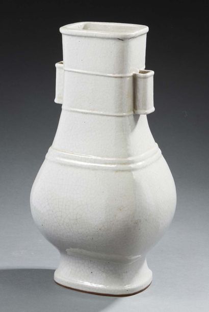 CHINE Vase à pans coupés en céramique à deux anses tubulaires à fond monochrome gris...