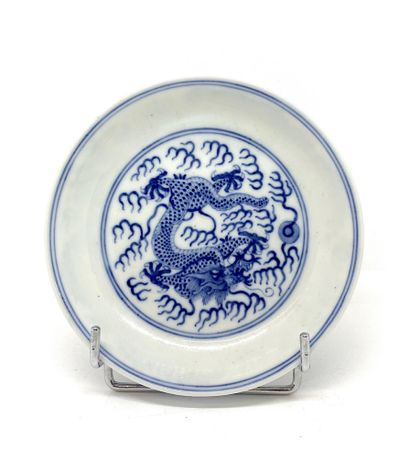 CHINE Small porcelain dish with blue underglaze decoration of pentadactyl dragons...