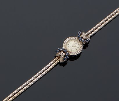 ROLEX Montre de dame en or gris 750 mm sertie de pierres blanches et bleues.
Vers...