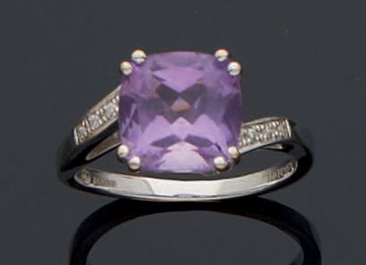 MAUBOUSSIN, SÉRIE RÉCENTE. 
RING in white gold 750 mm set with an amethyst on a crossed...