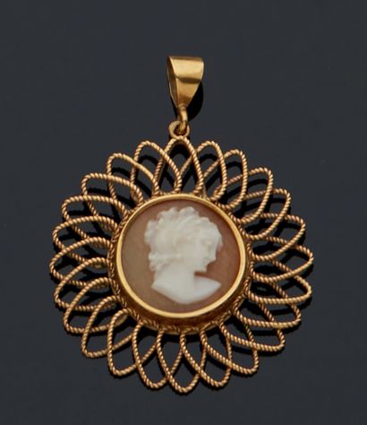 null 750 mm yellow gold pendant set with a shell cameo in a radiant setting.
Gross...