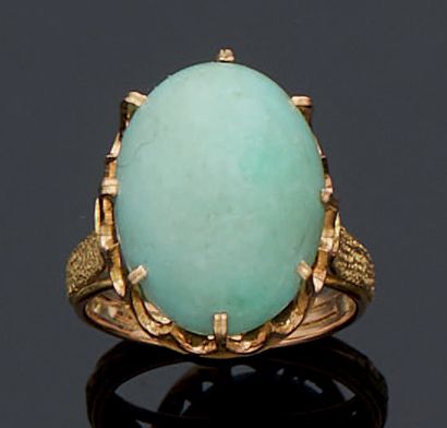 null Gold alloy ring 585 mm with a dead turquoise cabochon on claws.
Gross weight...