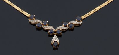 null Yellow gold 750 mm choker holding a sinuous pattern set with small diamonds,...