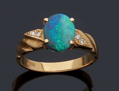 null Yellow gold ring 750 mm with an opal.
Foreign work.
Gross weight : 4,3 g.