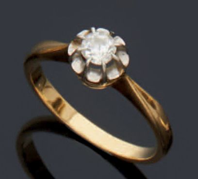 null SMALL gold and platinum ring set with a diamond weighing approximately 0.15...
