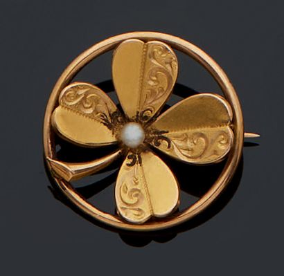 null 
Circular trefoil pin in gold 750 mm centered with a pearl, weighing NET 1.9...