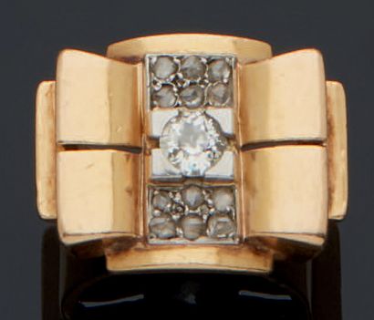 null TANK RING in pink gold 750 mm and platinum with rollers, the central rectangular...