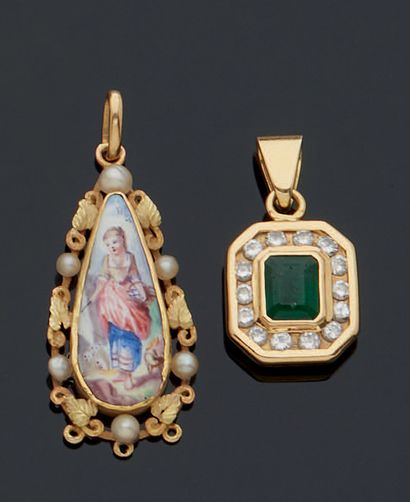 null LOT OF TWO 750 mm yellow gold PENDANTS, one rectangular in shape with cut sides...