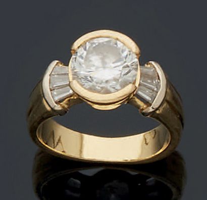 null RING in yellow gold 750 mm decorated with a modern cut diamond between two lines...