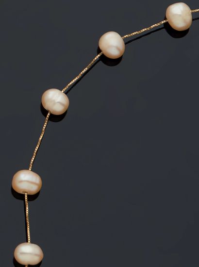 null NECKLACE in yellow gold 750 mm studded with cultured salmon pearls under antibiotics.
Gross...
