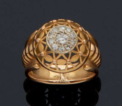 null Yellow gold ring 750 mm of two tones, the body openwork and centered by a rosette...