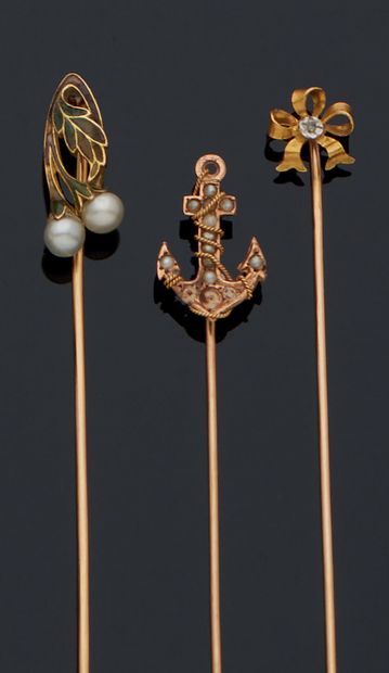 null LOT COMPRISING THREE 750 mm yellow gold REVERSE PINGLES, one with a knot design...