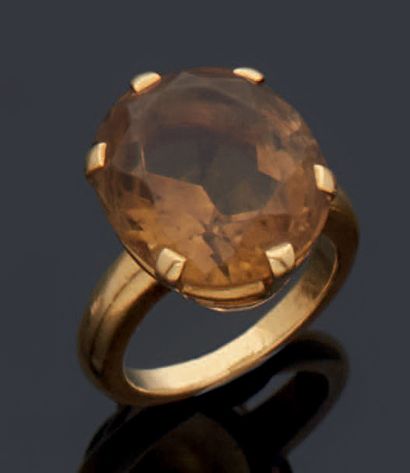 null Yellow gold ring 750 mm with an oval smoked quartz (worn) on six claws.
Gross...