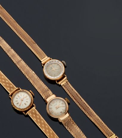 null LOT COMPRISING THREE LADY'S WATCHES in 750 mm gold. Movements and glasses included.
Total...