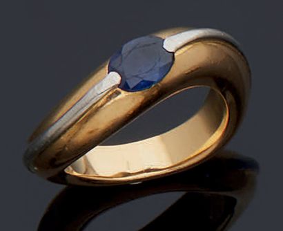 null Yellow gold 750 mm and platinum 850 mm ring with an applied line of platinum,...