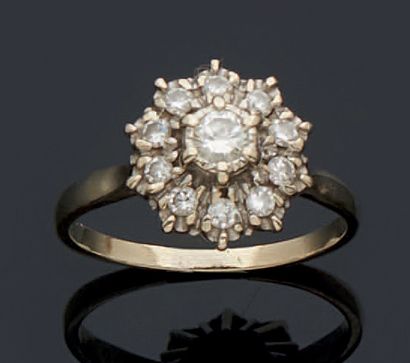 null MARGUERITE RING in white gold 750 mm set with a brilliant-cut diamond in a brilliant-cut...