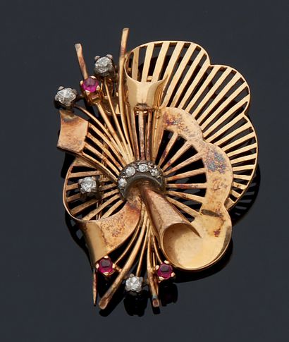 null A 750 mm yellow gold brooch depicting a radiant bouquet adorned with small old-cut...