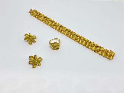 null PARURE en or jaune 750 mm à décor végétal composée d'un bracelet, d'une paire...