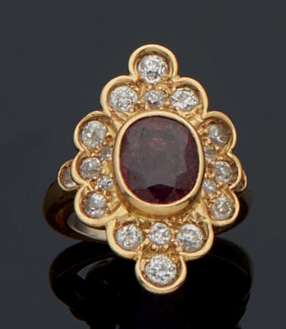 null Yellow gold ring 750 mm set with an oval hessonite garnet in a setting of old-cut...