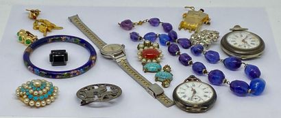 null ENSEMBLE DE BIJOUX FANTAISIE composé de colliers, montres, pendentifs broches,...