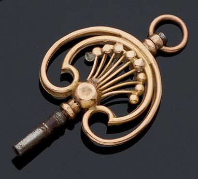 null WATCH KEY in yellow gold and metal with a large ring with a lyre.
Foreign work,...