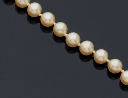 null PEARL SAUTOIR clasp in gold alloy 585 mm and small rubies.
Length : 85 cm
Gross...