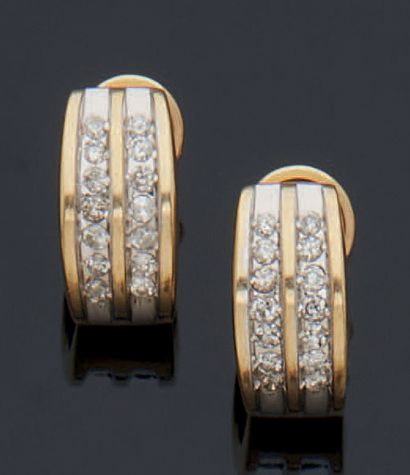 null PAIRES DE CLIPS D'OREILLES en alliage d'or jaune 585 mm à deux lignes de diamants...