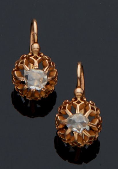 null PAIR OF EARRINGS in pink gold set with rose-cut diamonds on descending claws.
Around...